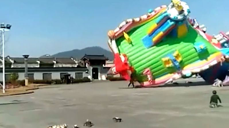 Další drama ve skákacím hradu. V Číně se vznesl do vzduchu i s dětmi